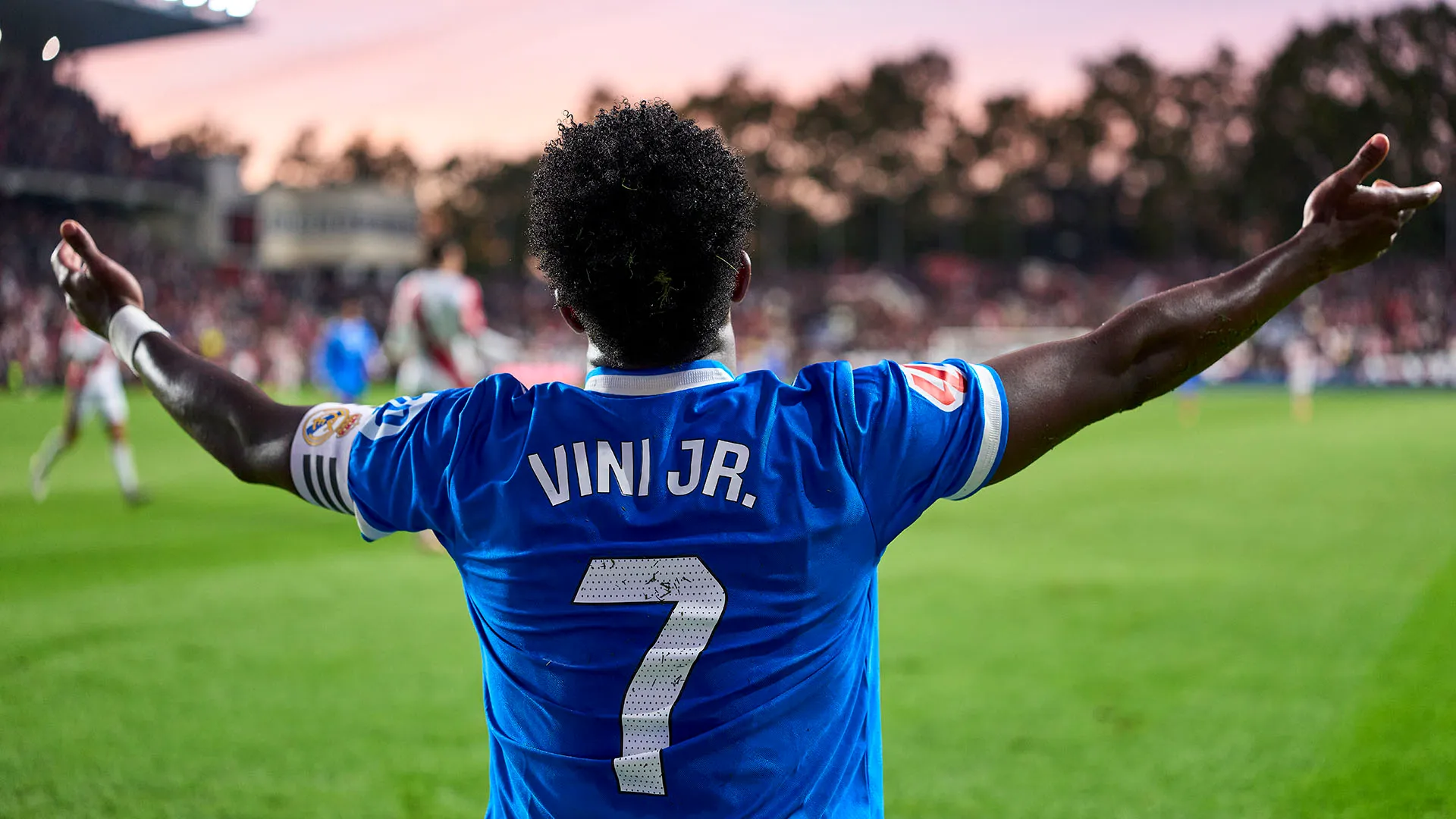 ...fischi, insulti e qualche appaluso ironico per il brasiliano 
