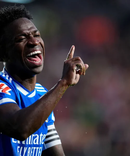 Altra sceneggiata di Vinicius: le immagini dello scontro con i tifosi