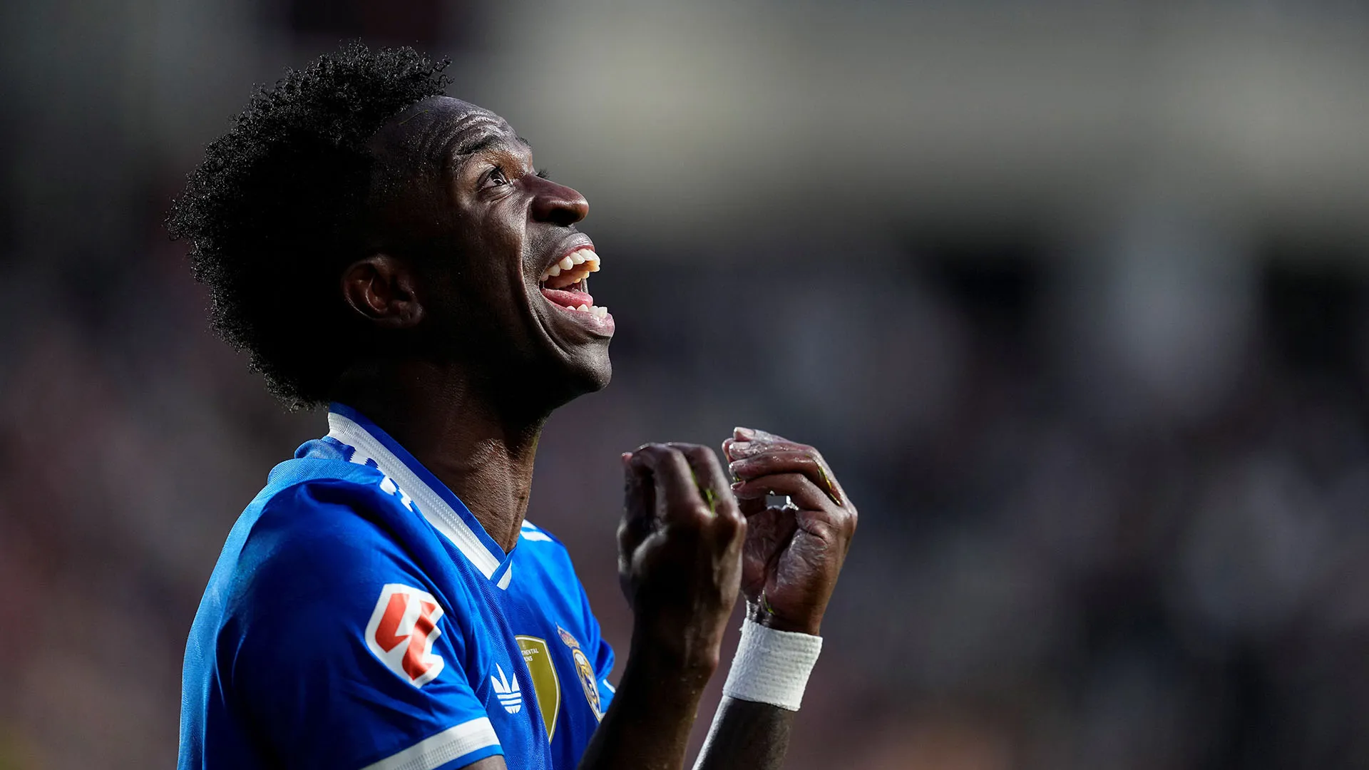 Dopo aver protestato platealmente contro l'arbitro per i numerosi falli subìti, Vinicius è stato bersagliato dai tifosi avversari...
