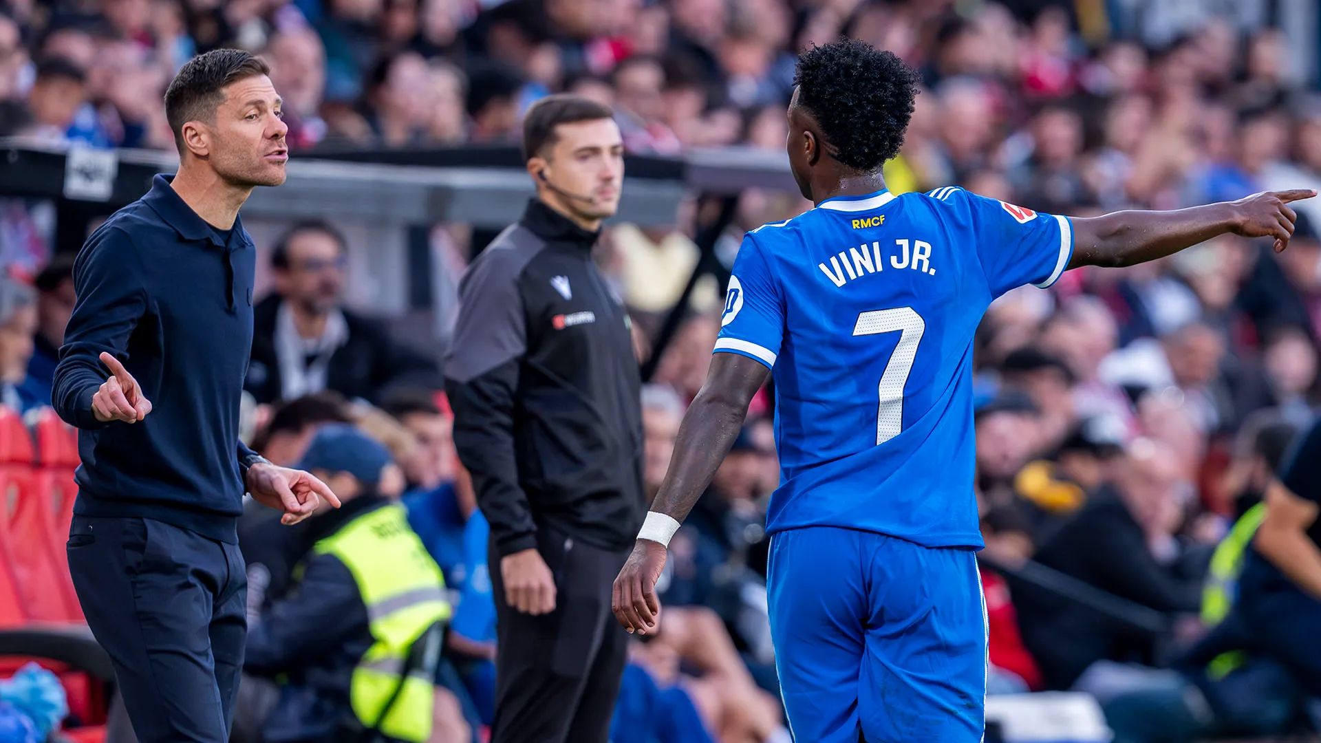 Vinicius è caduto nella provocazione e ha risposto: "Avete anche pagato per vedermi!" ha detto beffardo
