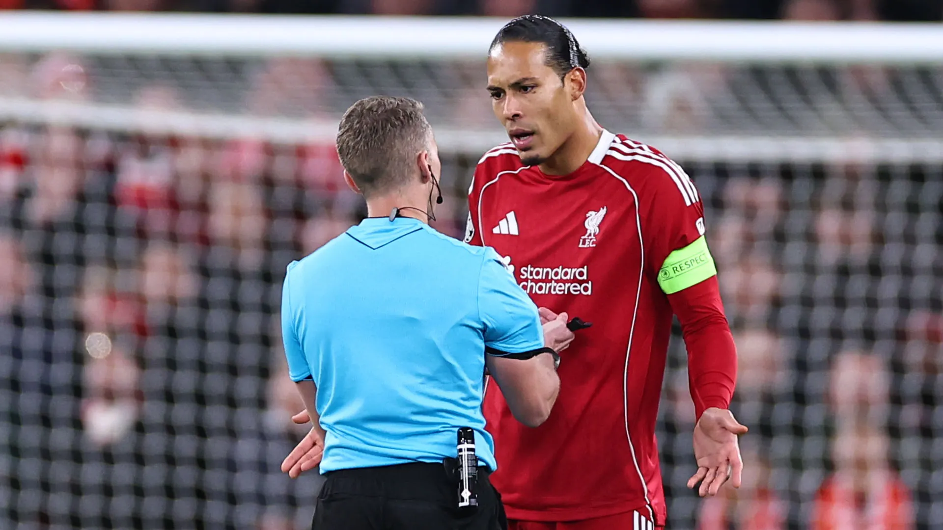 Un fallo assurdo che ovviamente è stato punito con il calcio di rigore dall'arbitro
