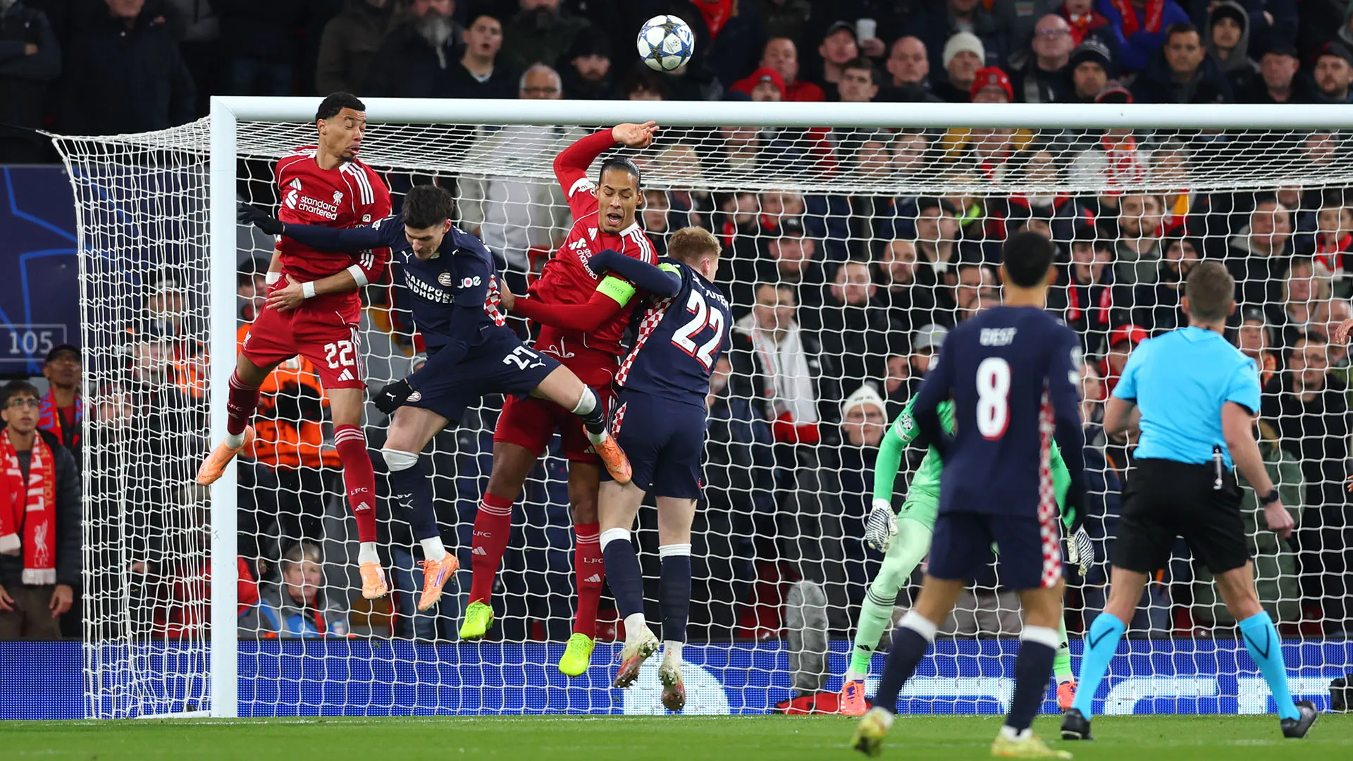 Dopo appena 5 minuti dal fischio d'inizio, Virgil van Dijk ha colpito il pallone con la mano
