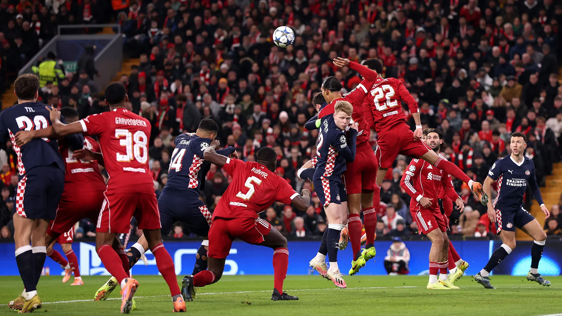 Durante la sfida tra Liverpool e PSV il difensore olandese ha commesso un fallo inspiegabile
