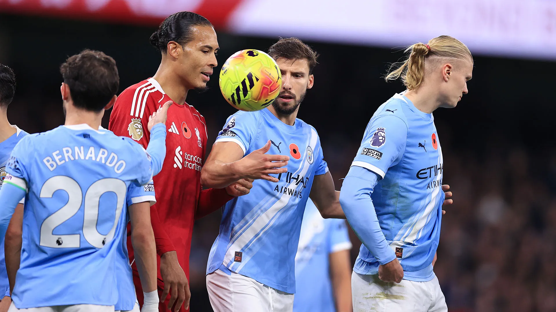 Ha più volte tentato di disturbare Ruben Dias ed Erling Haaland