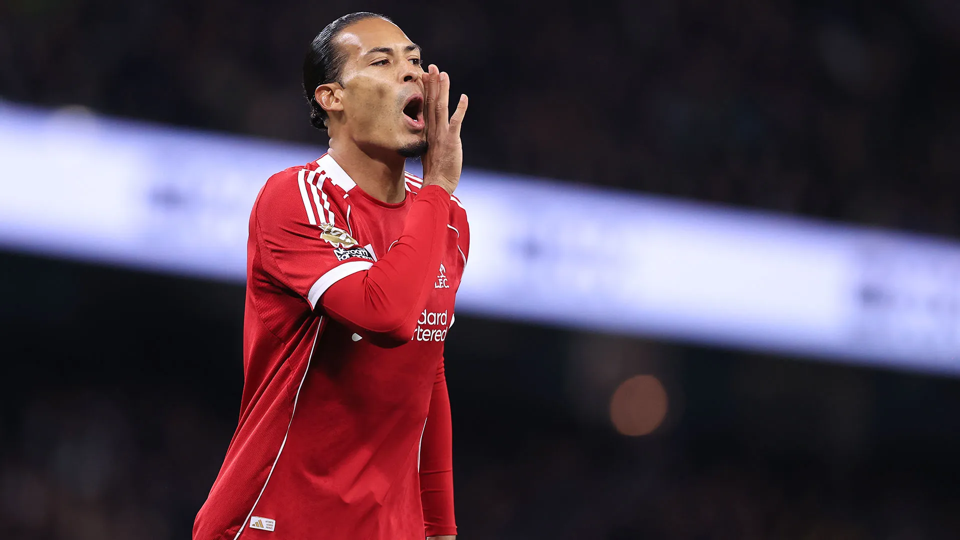 Per tutta la gara il gigante olandese ha inveito contro l'arbitro Chris Kavanagh