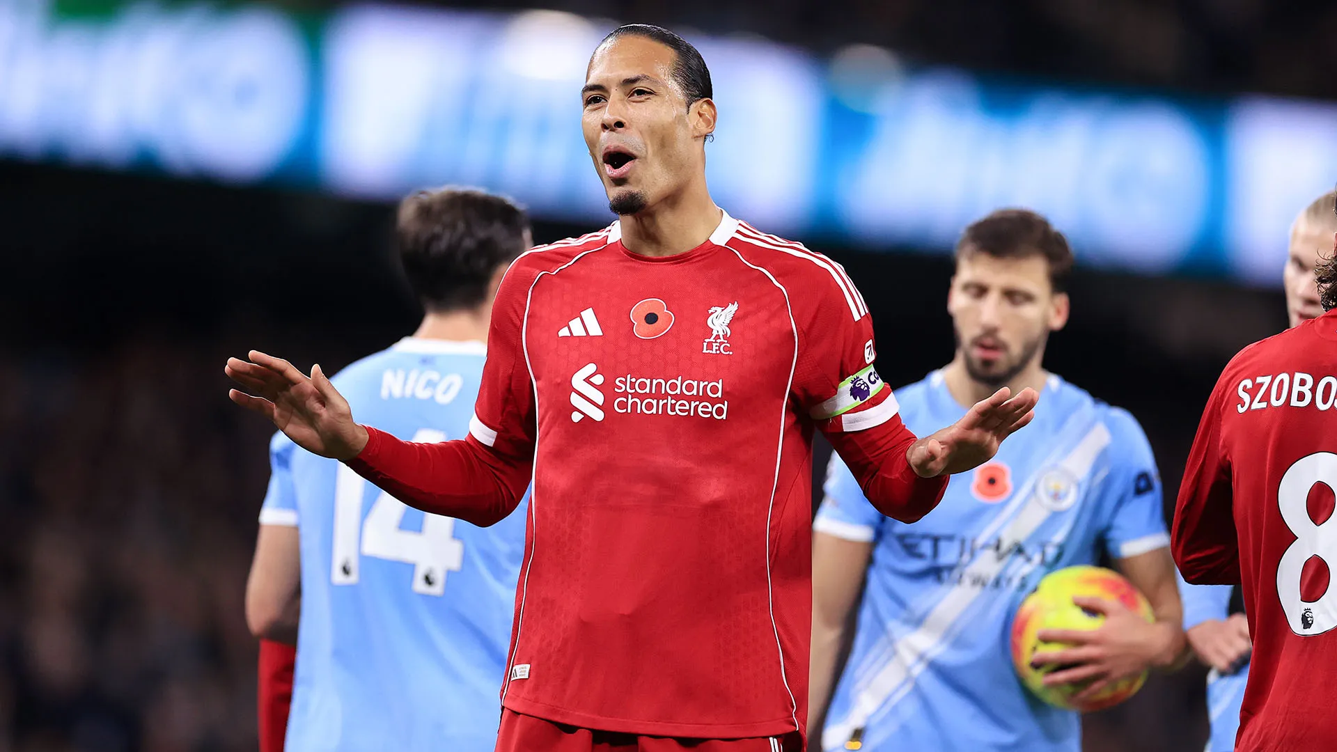 Il difensore ha cercato di distrarre i calciatori del Manchester City prima della battuta del calcio di rigore