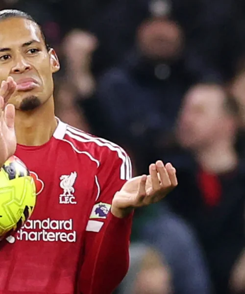 Virgil van Dijk scatenato contro l’arbitro: immagini
