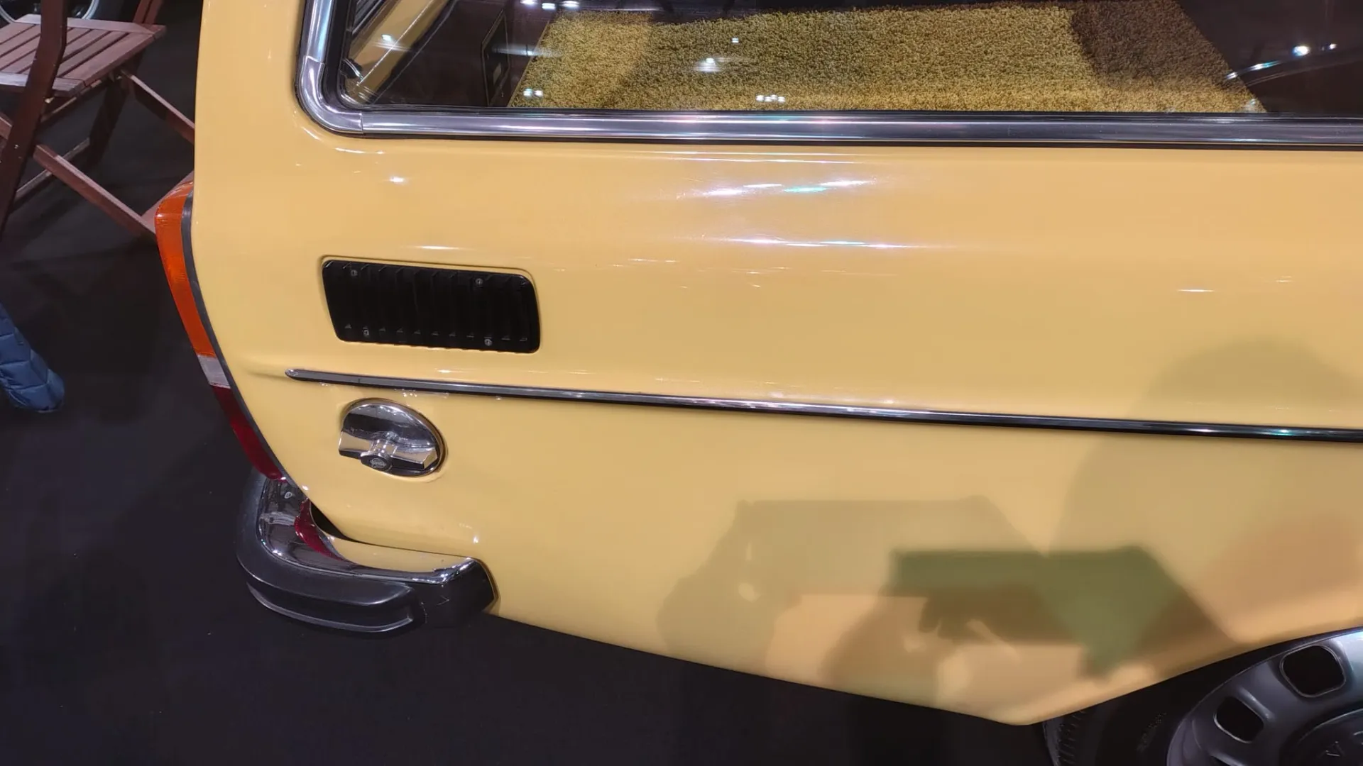 Introduce l'impostazione che caratterizzerà le Volvo per decenni: abitacolo ampio e sicurezza superiore.