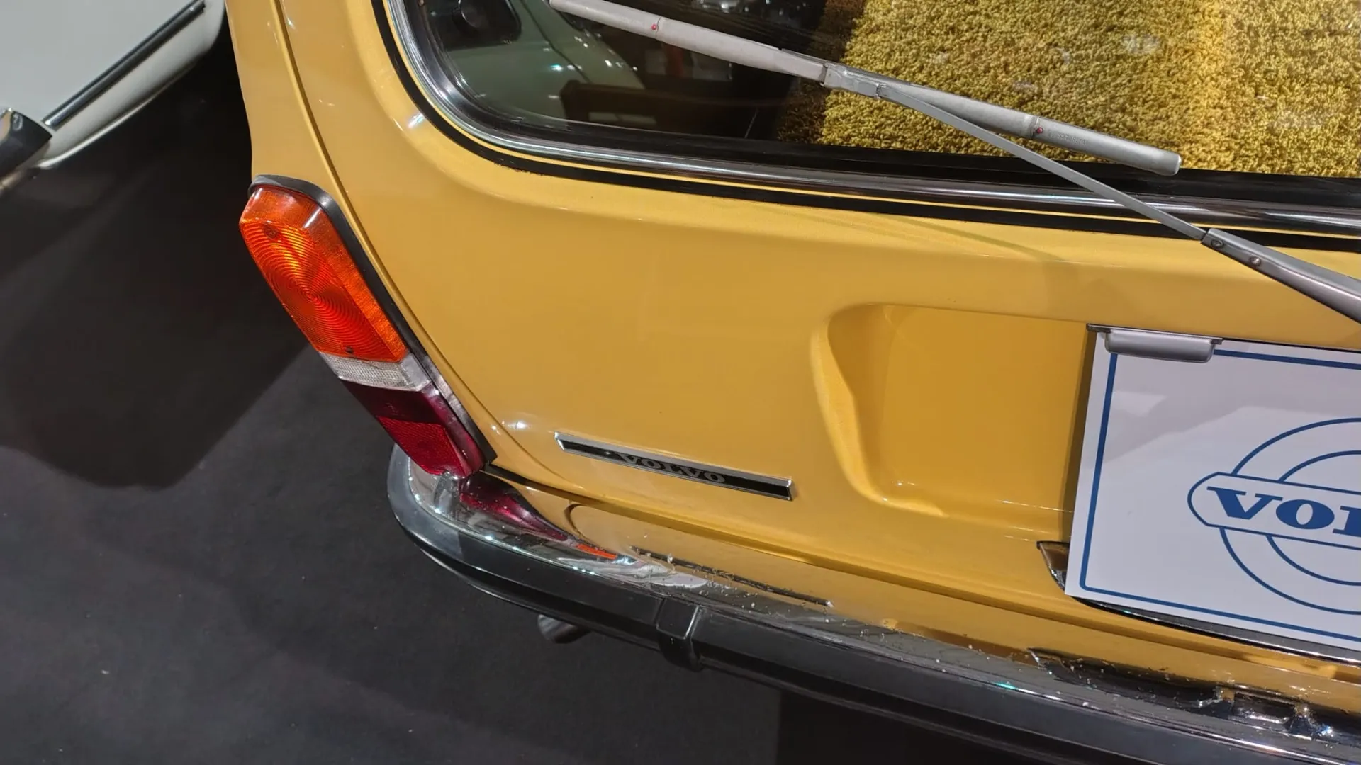 Sotto il cofano monta un quattro cilindri in linea con albero a camme in testa da 1.8 e 2.0 litri.