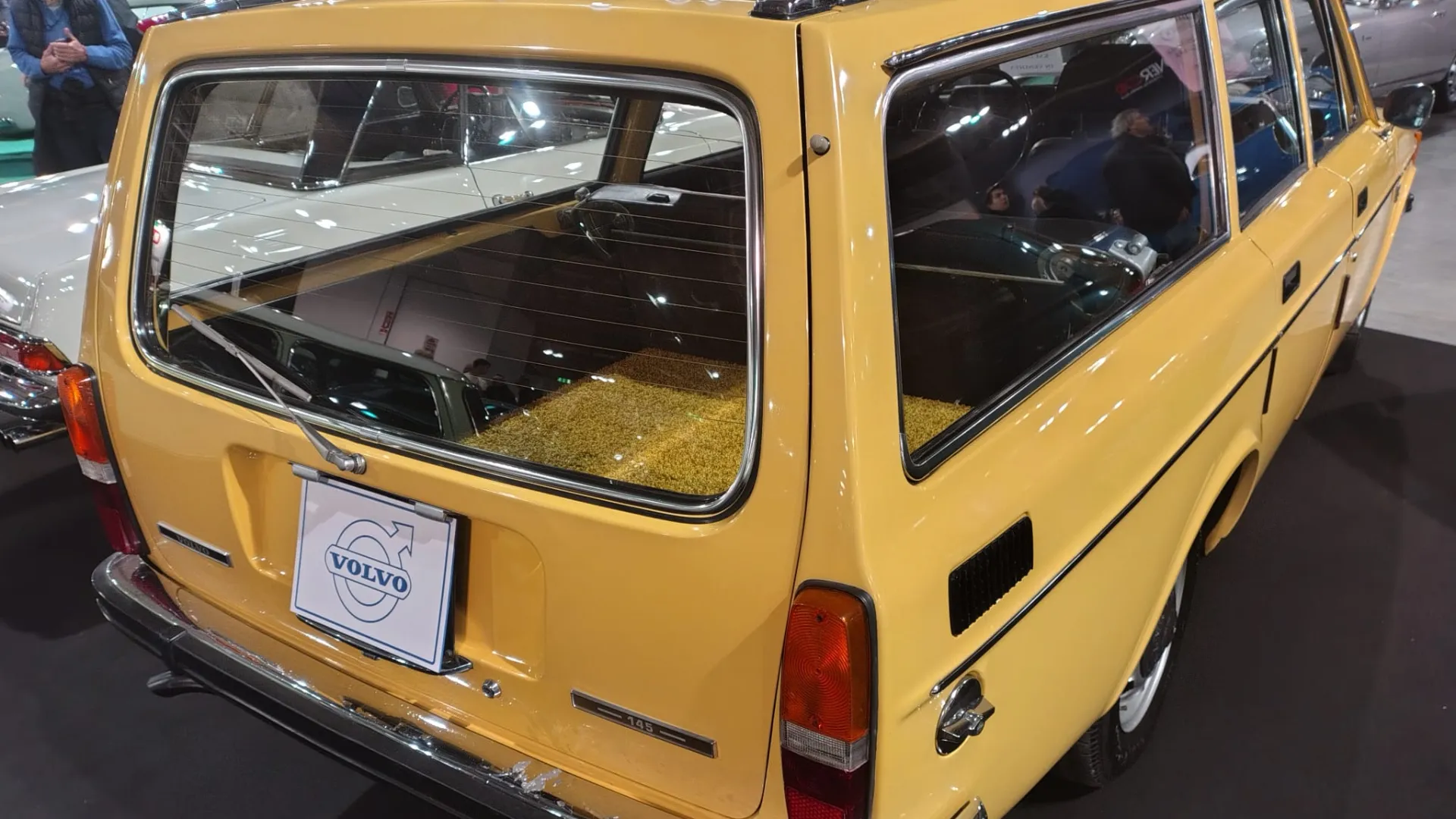 I cambi disponibili sono manuale a quattro marce, con overdrive elettrico e automatico a tre rapporti.