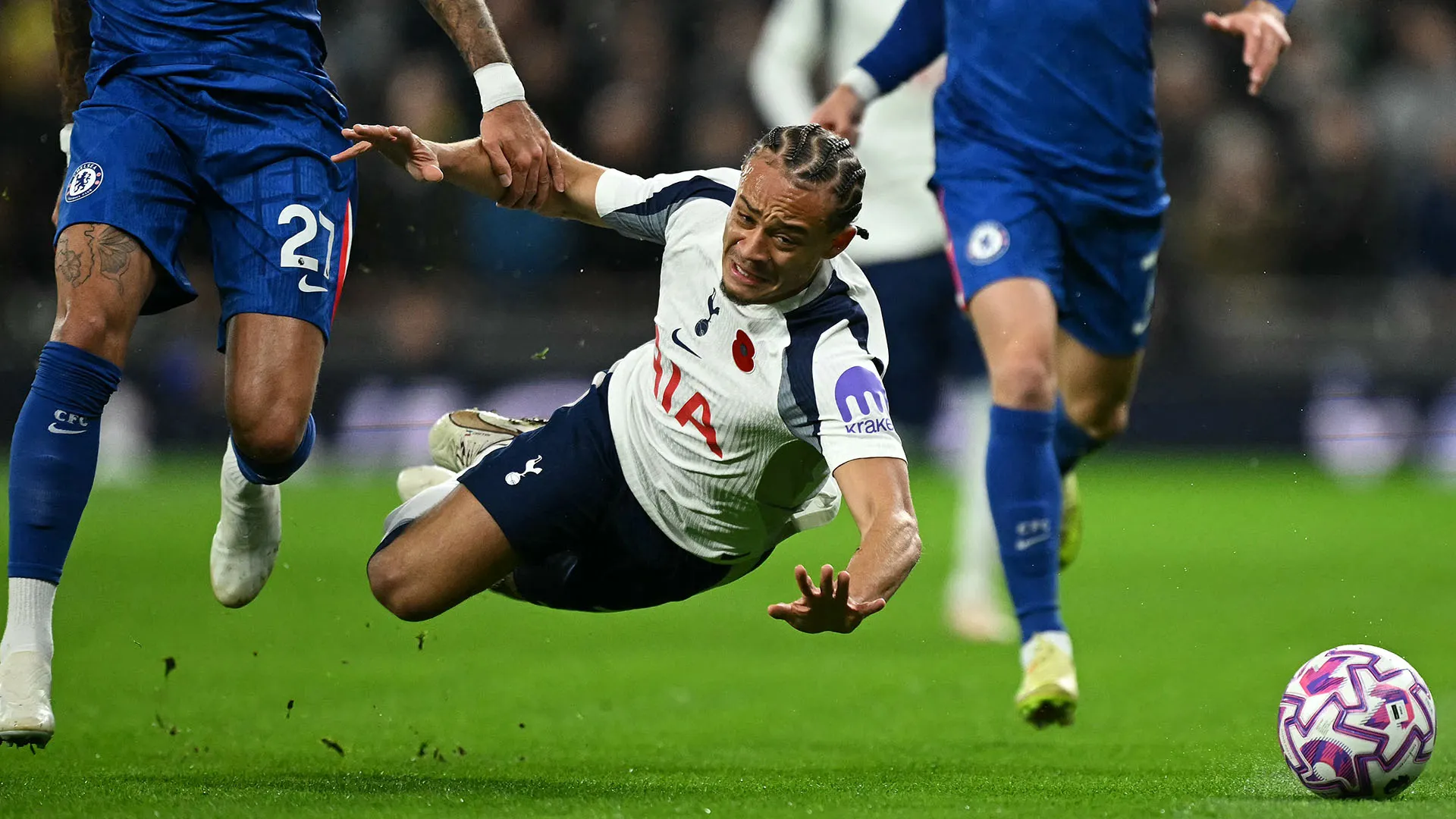 ...hanno accompagnato l'uscita dal campo di Xavi Simons con una bordata di fischi

