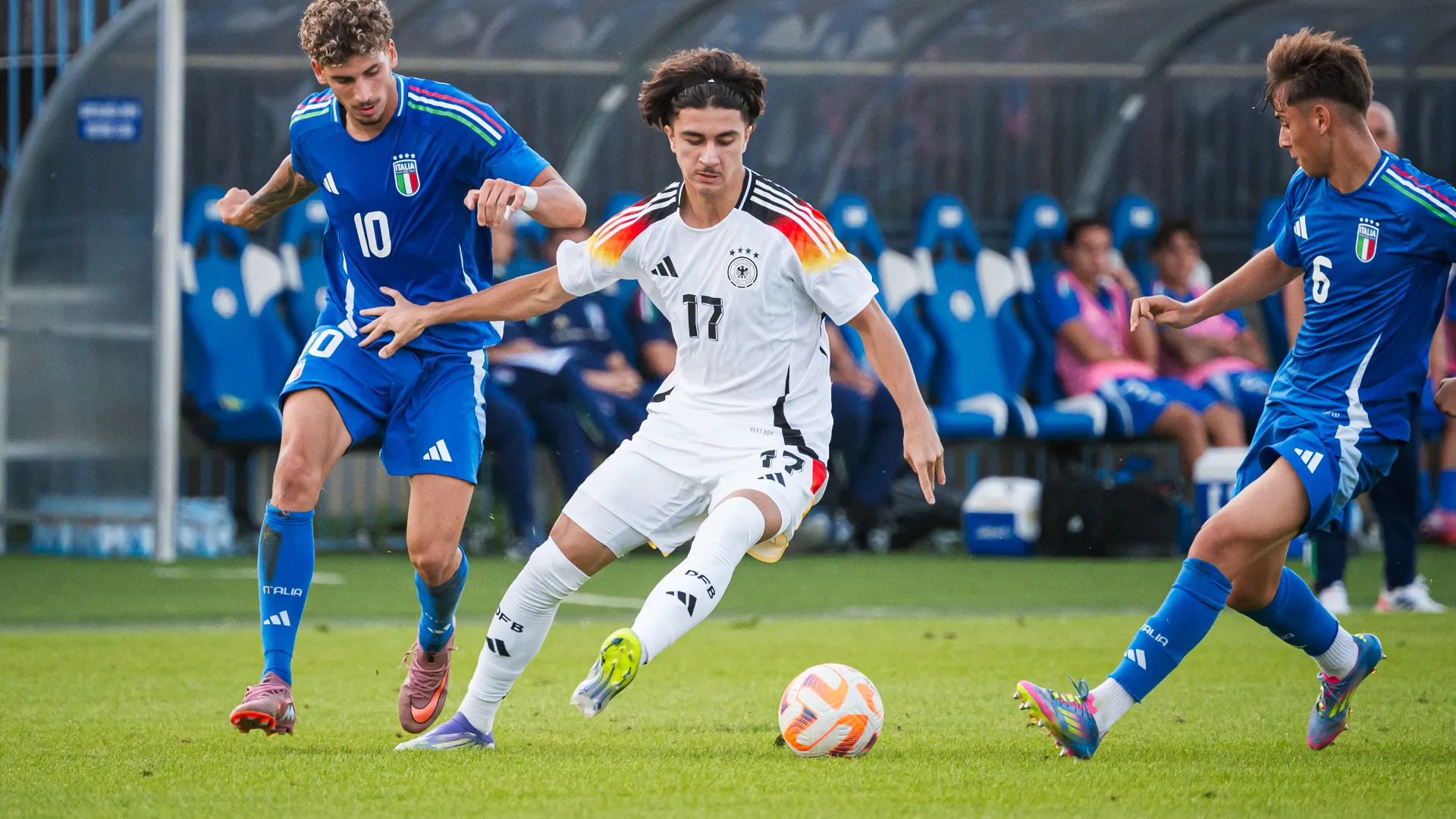 Secondo le indiscrezioni riportate dai media italiani, il Milan vuole fare sul serio per l'ala 18enne, che al momento gioca nella seconda squadra del Bayern