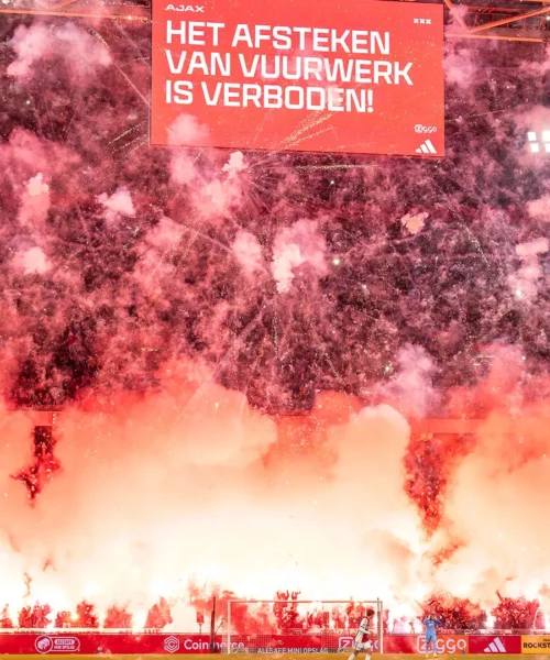 Fuochi d’artificio e razzi in campo: sospesa la partita dell’Ajax. Foto