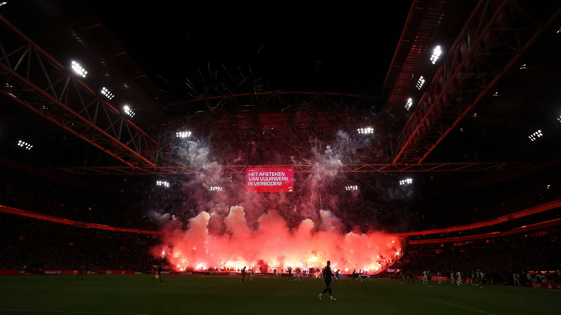 Impressionante spettacolo pirotecnico imbastito dai tifosi del club di Amsterdam
