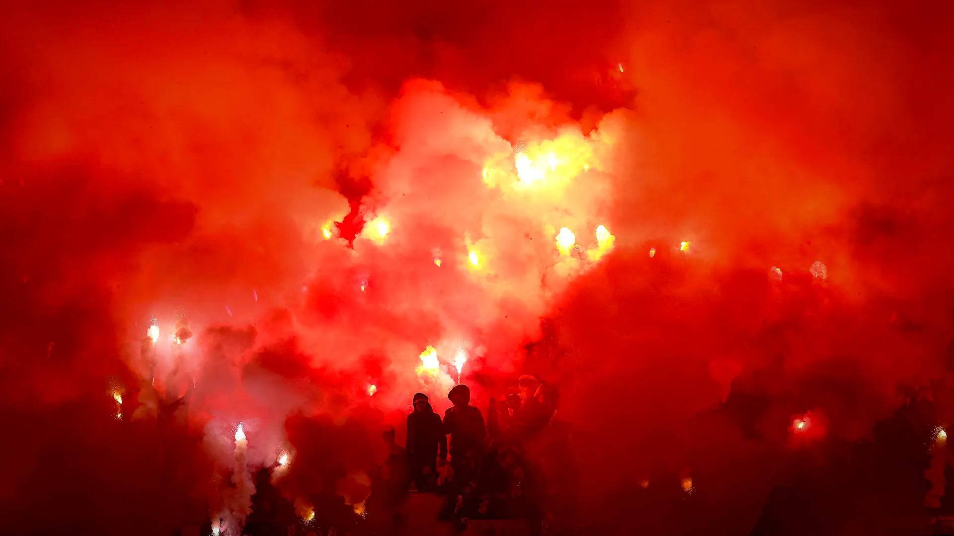 Le squadre sono tornate negli spogliatoi per oltre mezz'ora, poi sono tornate in campo