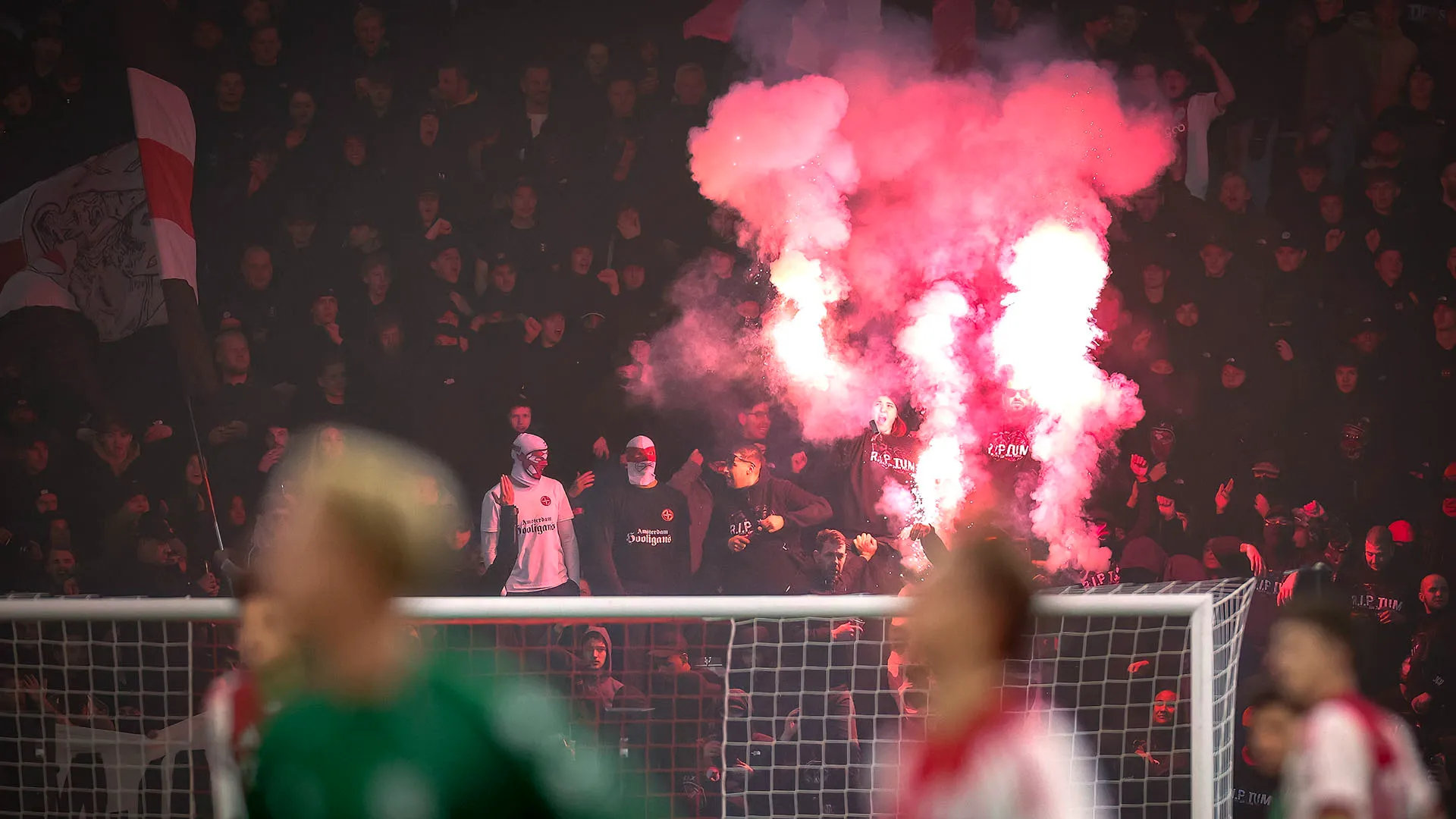 Fumogeni, razzi e residui di petardi in campo: impossibile continuare a giocare