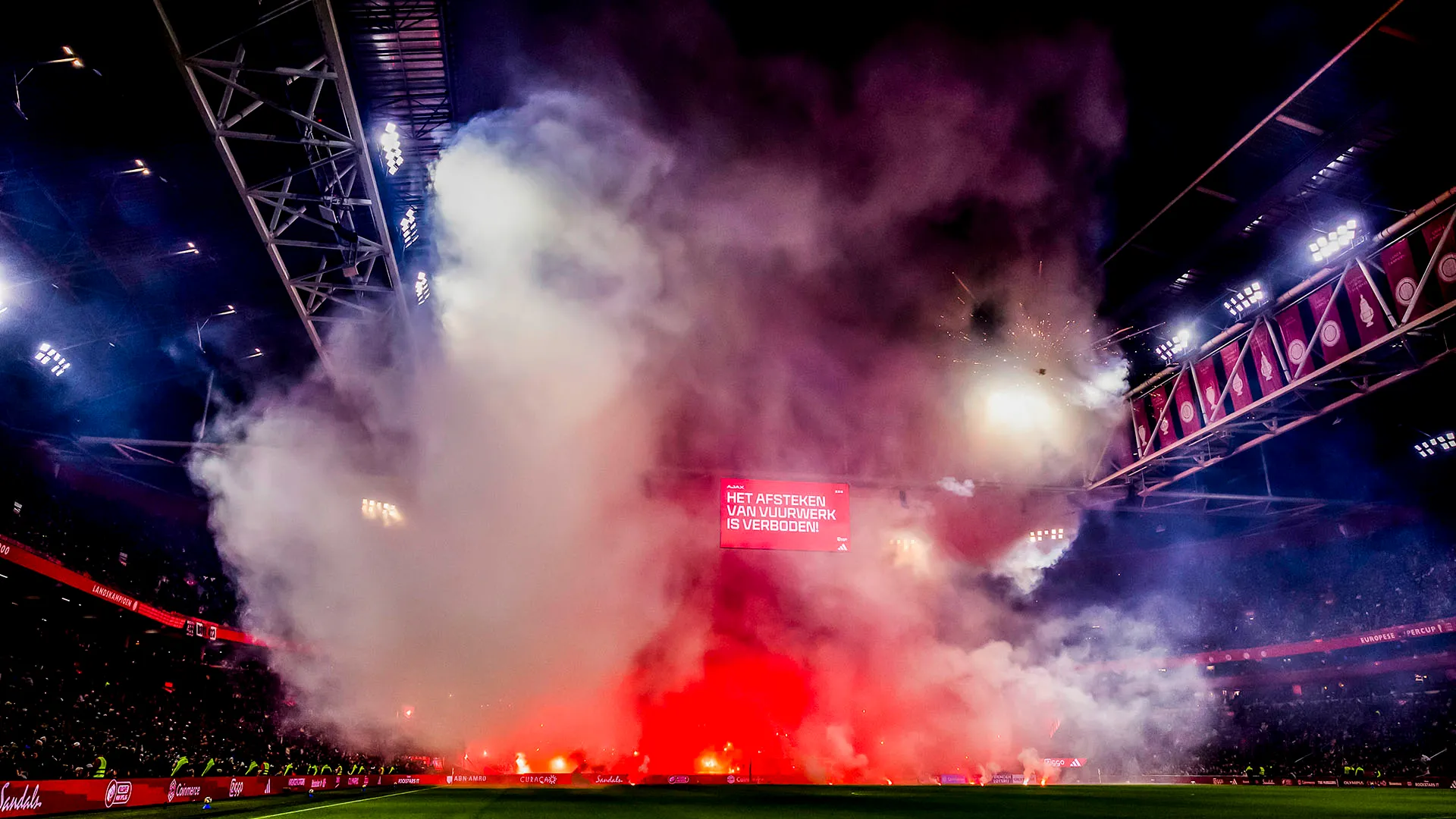 Il direttore di gara è stato costretto ad interrompere il gioco per permettere agli addetti di ripulire il campo