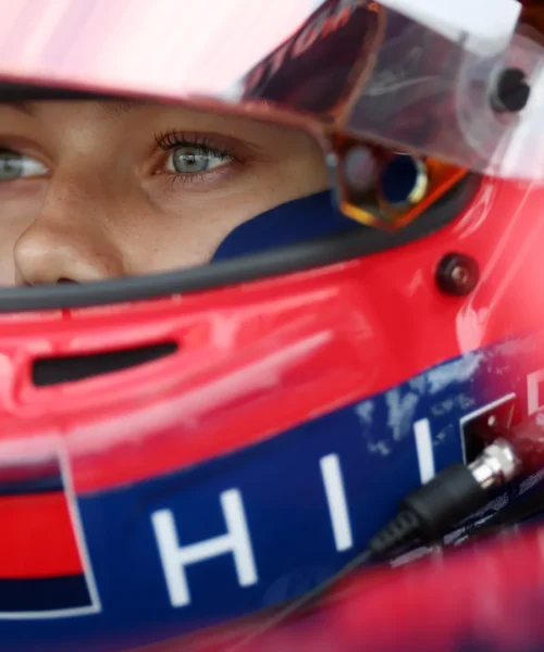 Lewis Hamilton sparisce, la Ferrari si consola con Alba Larsen