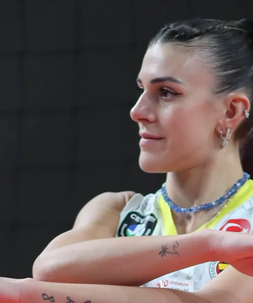 Alessia Orro, la sorprendente domanda di un giornalista al ritorno in Italia: le foto