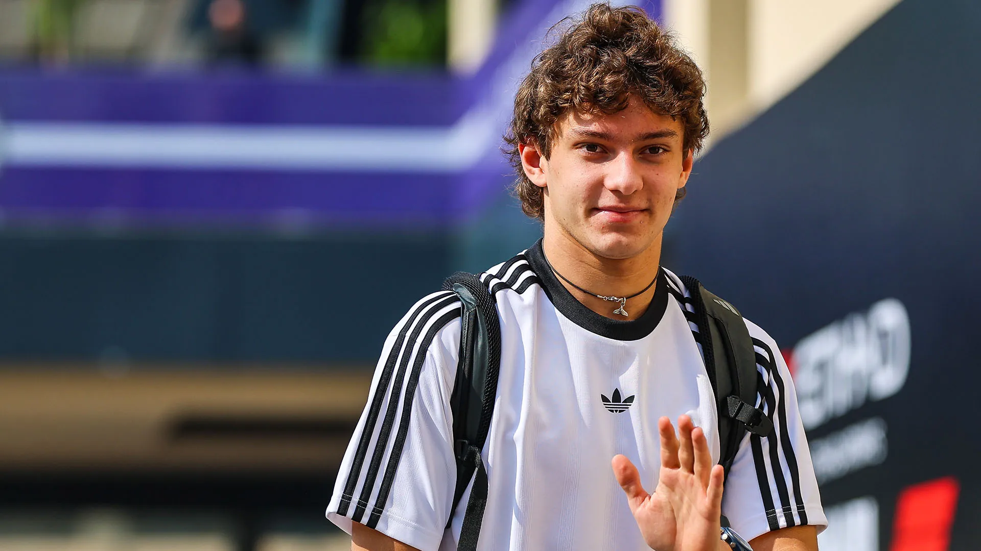 La foto del pilota inglese con tutti i suoi rivali è diventata subito virale su Instagram