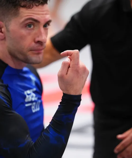 Continua a combattere nonostante l’impressionante infortunio: foto