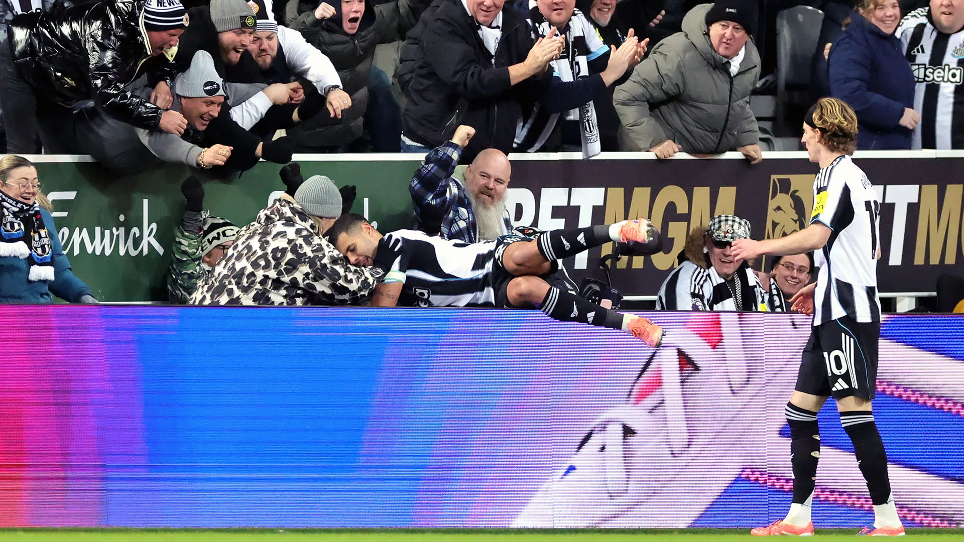 Per esultare, l'asso del Newcastle ha rischiato di farsi malissimo