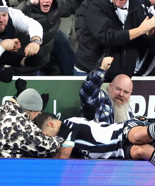 Segna e poi rischia di farsi malissimo, grande spavento per Bruno Guimarães. Foto