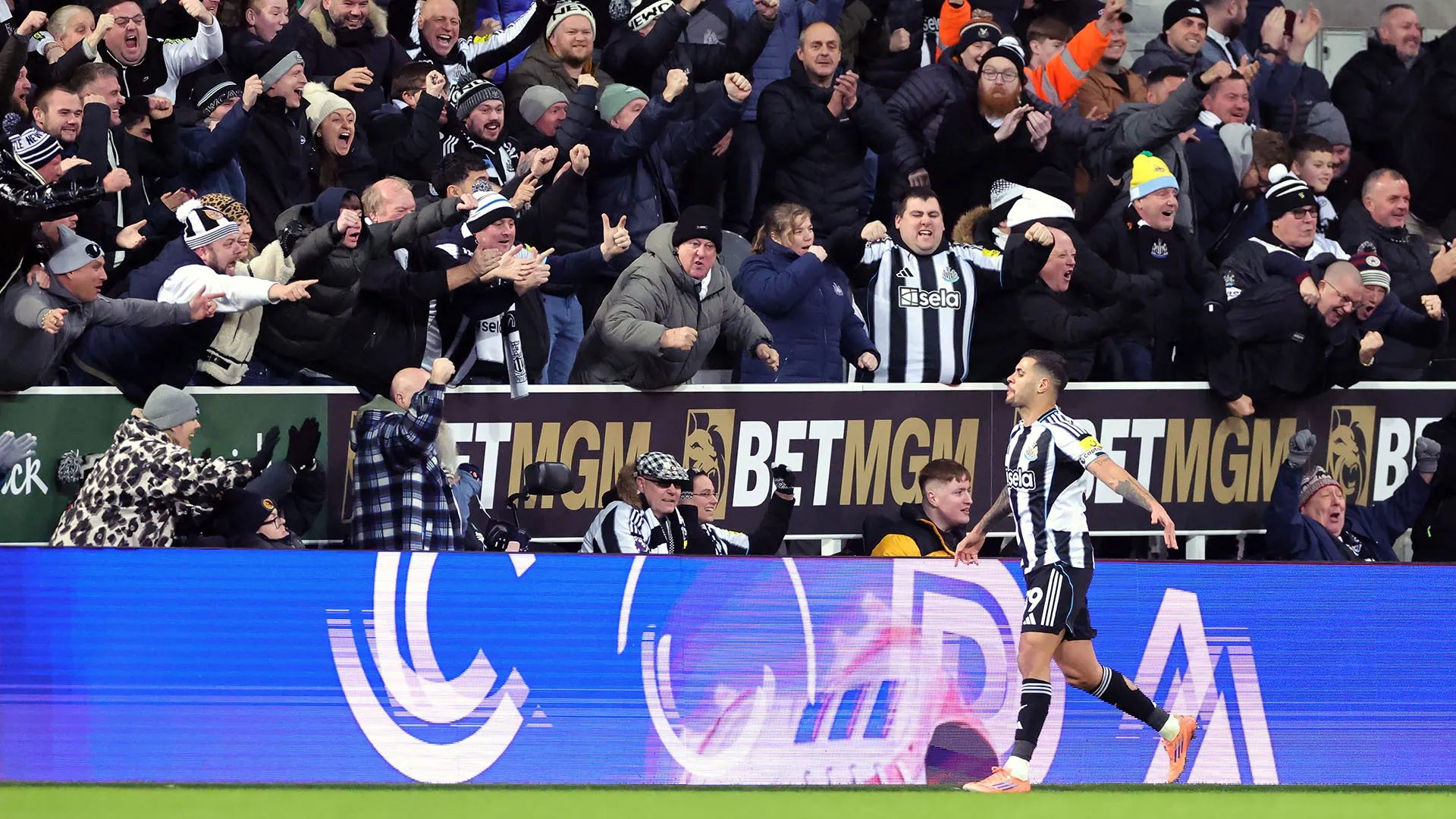 Il calciatore brasiliano ha trafitto il Tottenham con un potente tiro all'angolino