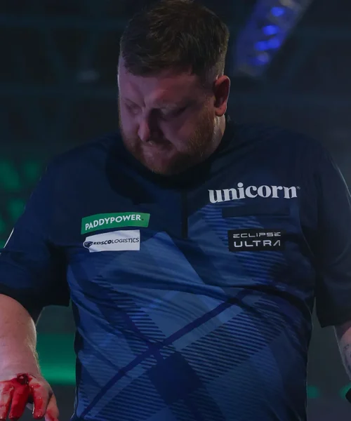 Distrugge un tavolino e si rompe la mano: le immagini della follia