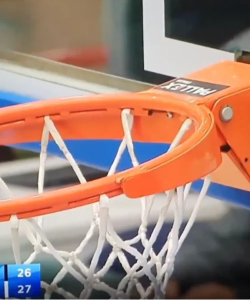 La schiacciata rompe il canestro: Napoli-Cantù sospesa quasi un’ora