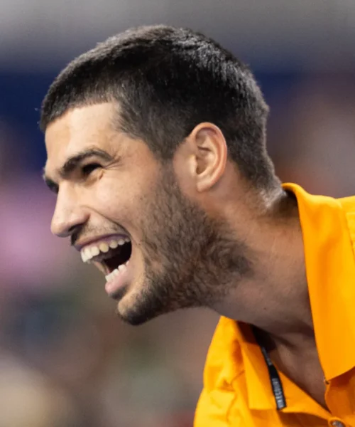 Carlos Alcaraz ribadisce il primo obiettivo del 2026, lanciata la sfida a Jannik Sinner