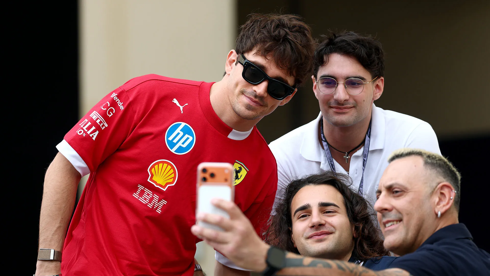 "Classe 2025. Siamo le uniche persone al mondo a fare quello che facciamo noi e per questo siamo incredibilmente fortunati", ha scritto Hamilton