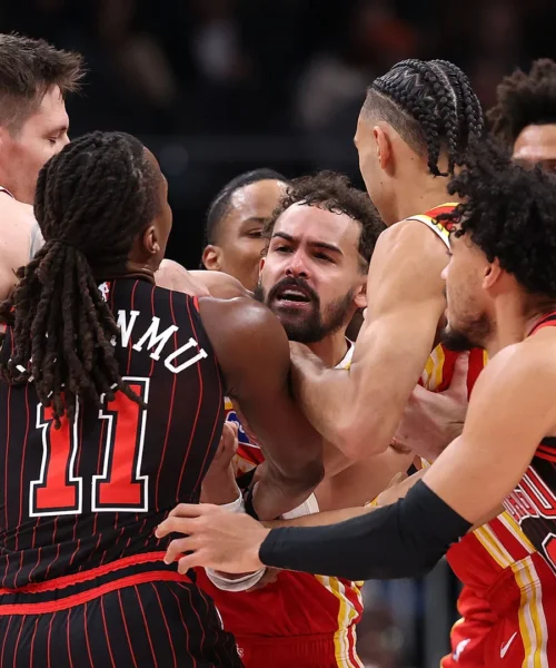 Prende per il collo l’avversario dopo lo scontro di gioco: foto