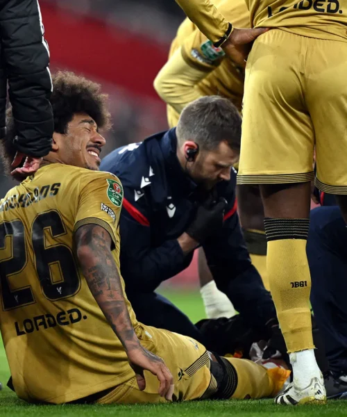 Pessimo regalo di Natale: il campione esce dal campo in barella. Le foto