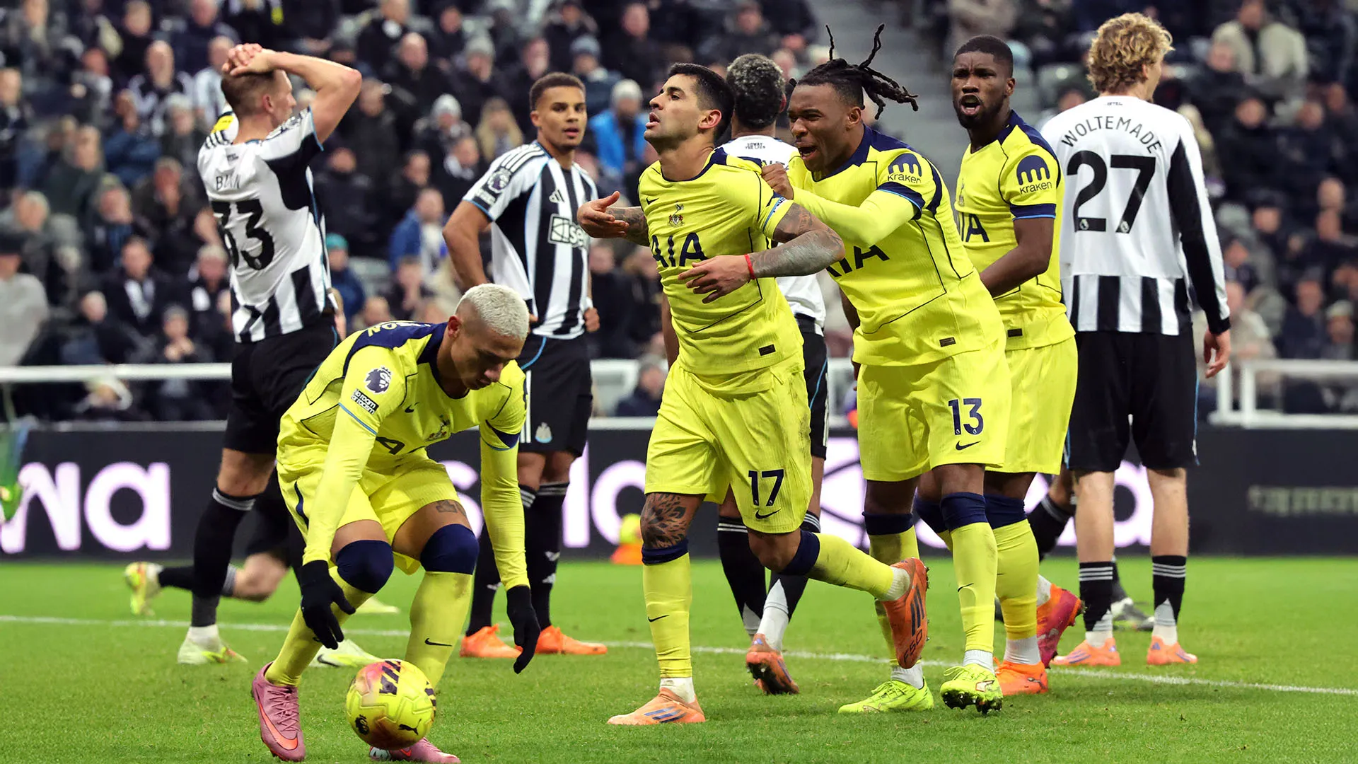 Il difensore argentino del Tottenham è stato protagonista di un match incredibile
