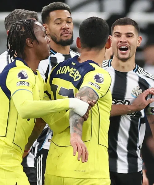 Rissa brutale: i compagni devono separarli per evitare il peggio. Foto