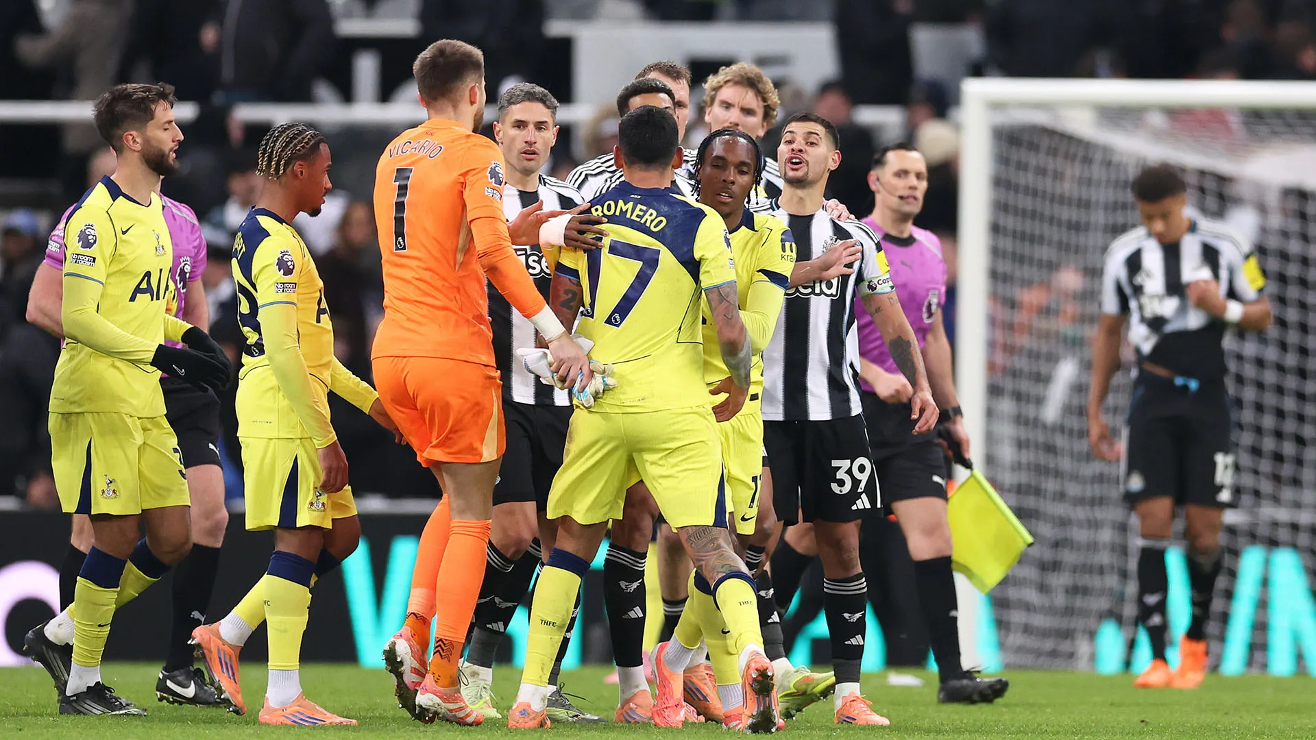 Il brasiliano ha avuto qualcosa da dire al difensore che non l'ha presa affatto bene