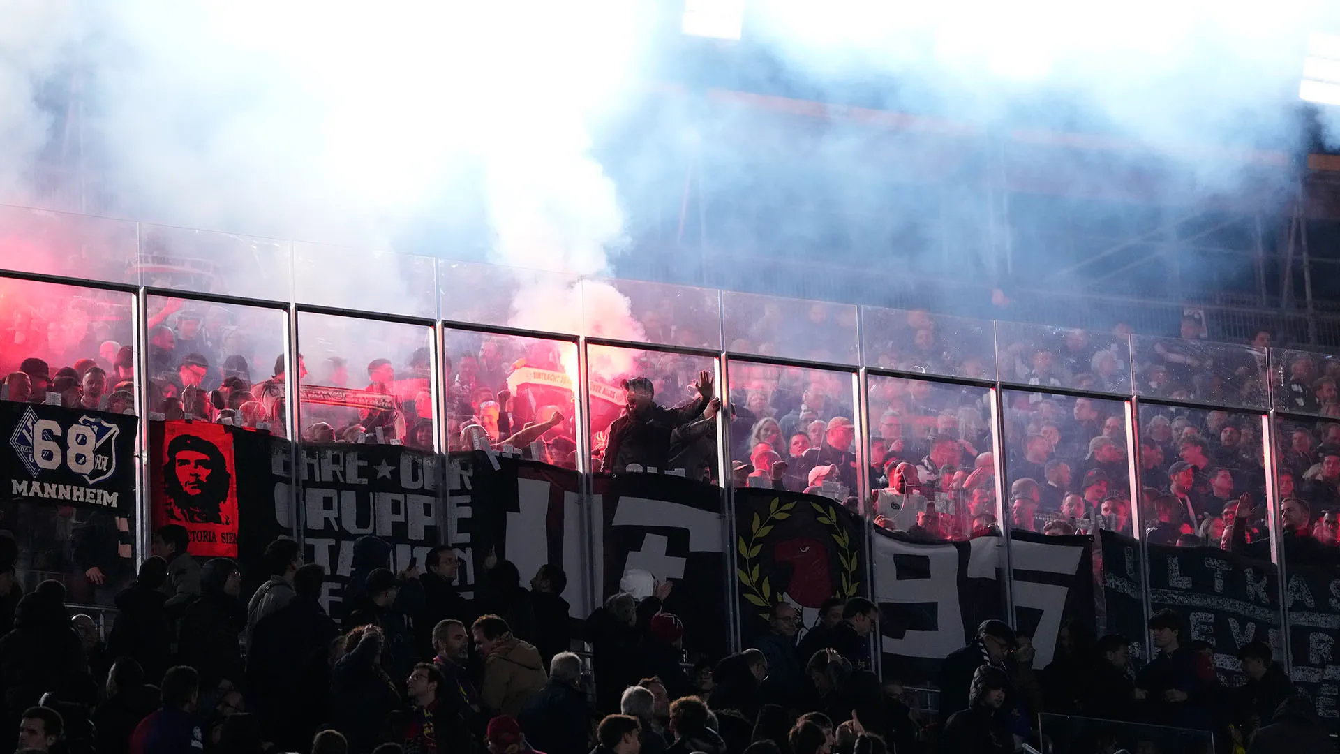 "Hanno mostrato un comportamento deplorevole lanciando razzi, birre e liquidi di ogni tipo contro i tifosi del Barça più vicini alla loro area" si legge
