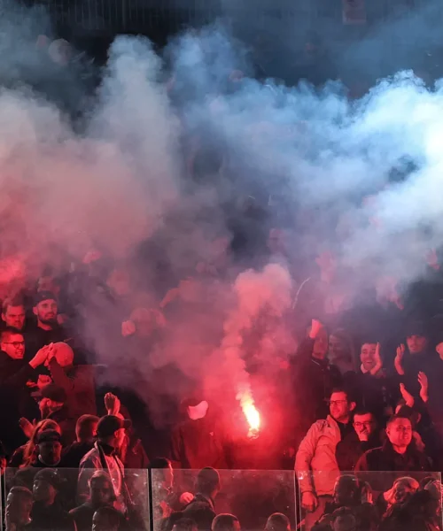 Spagnoli furiosi contro i tifosi tedeschi dopo la sfida in Champions League. Foto