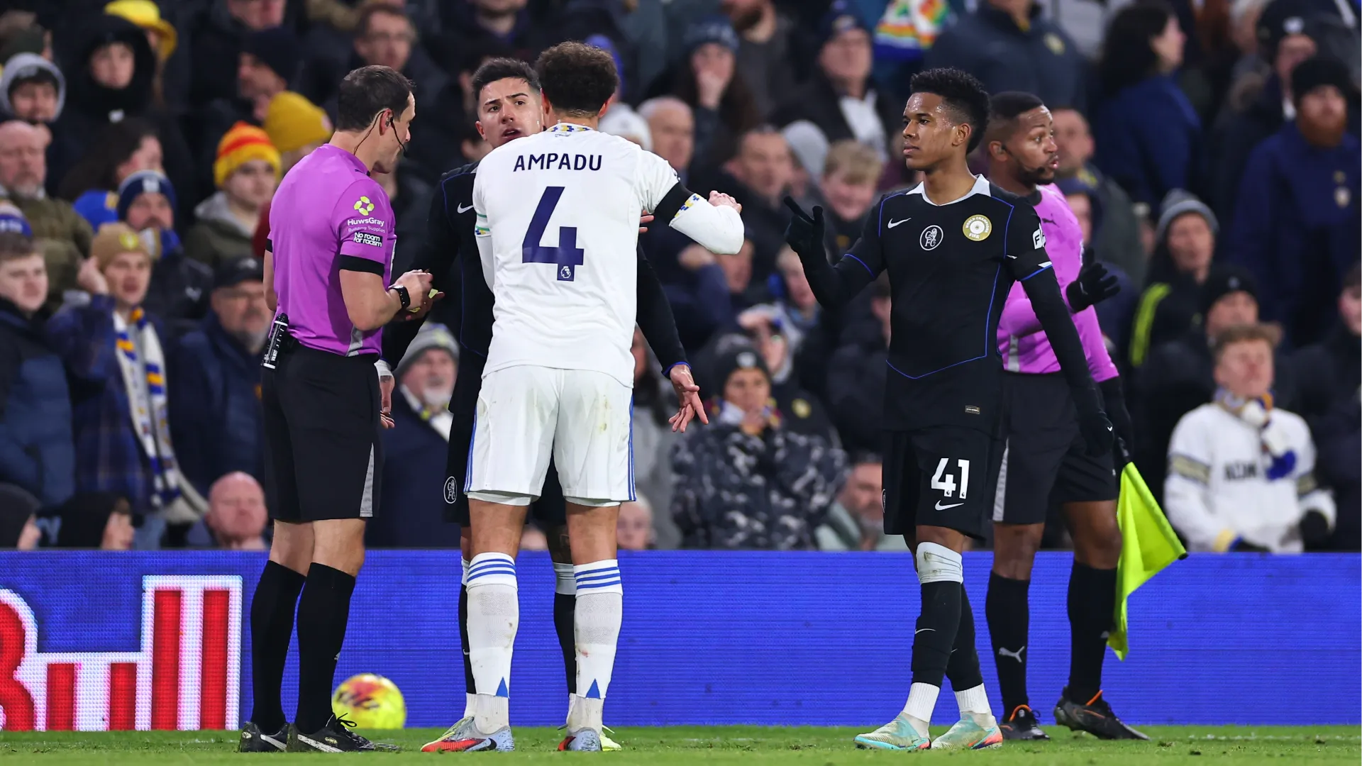 Nella discussione tra Ampadu e l'arbitro si è infilato anche Enzo Fernandez che ha cercato di spegnere le polemiche