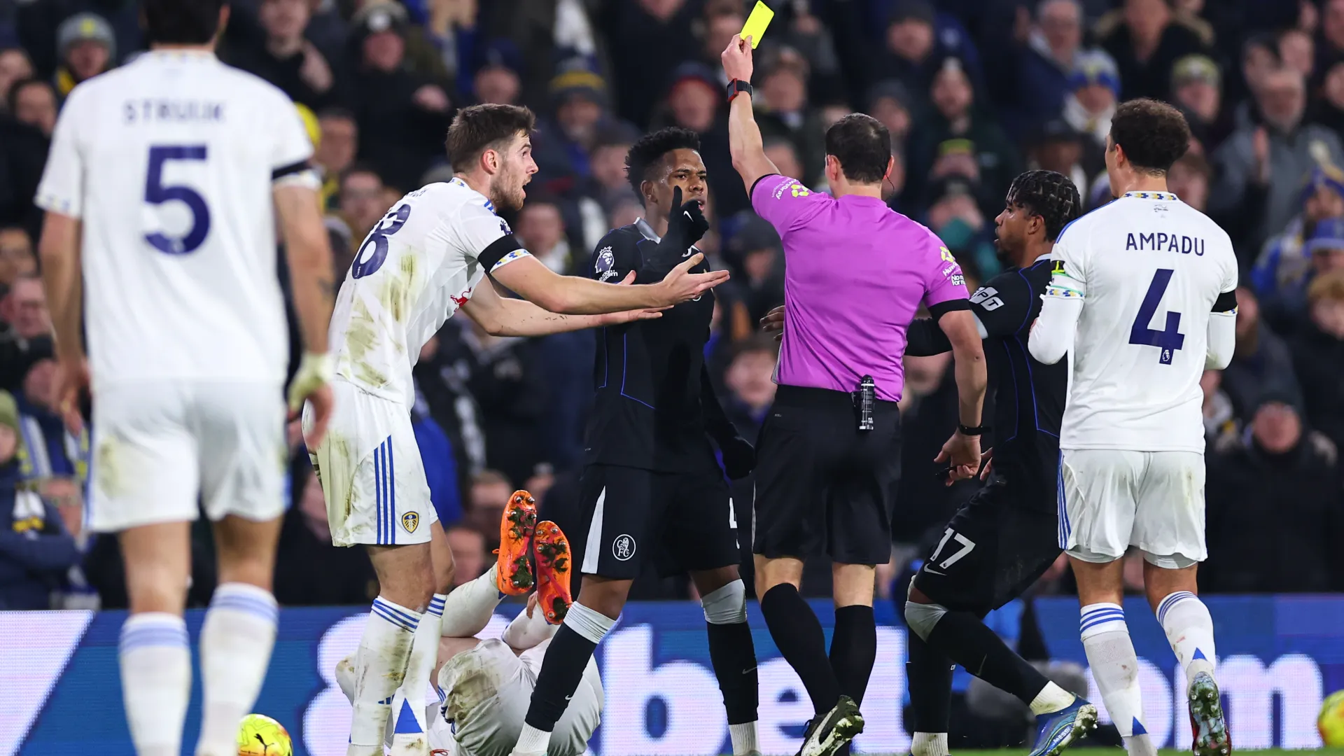 I giocatori del Leeds hanno protestato a lungo nella speranza che l'arbitro cambiasse idea
