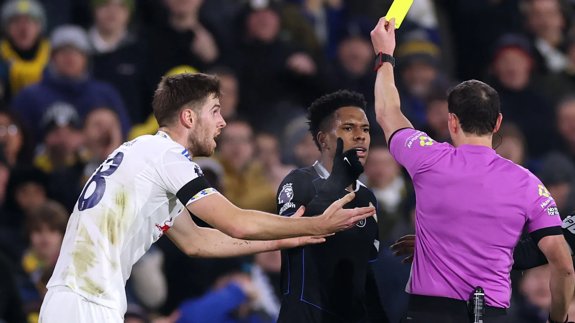 L'arbitro ha deciso di punire Estêvão con il cartellino giallo e la decisione ha scatenato le proteste dei calciatori del Leeds