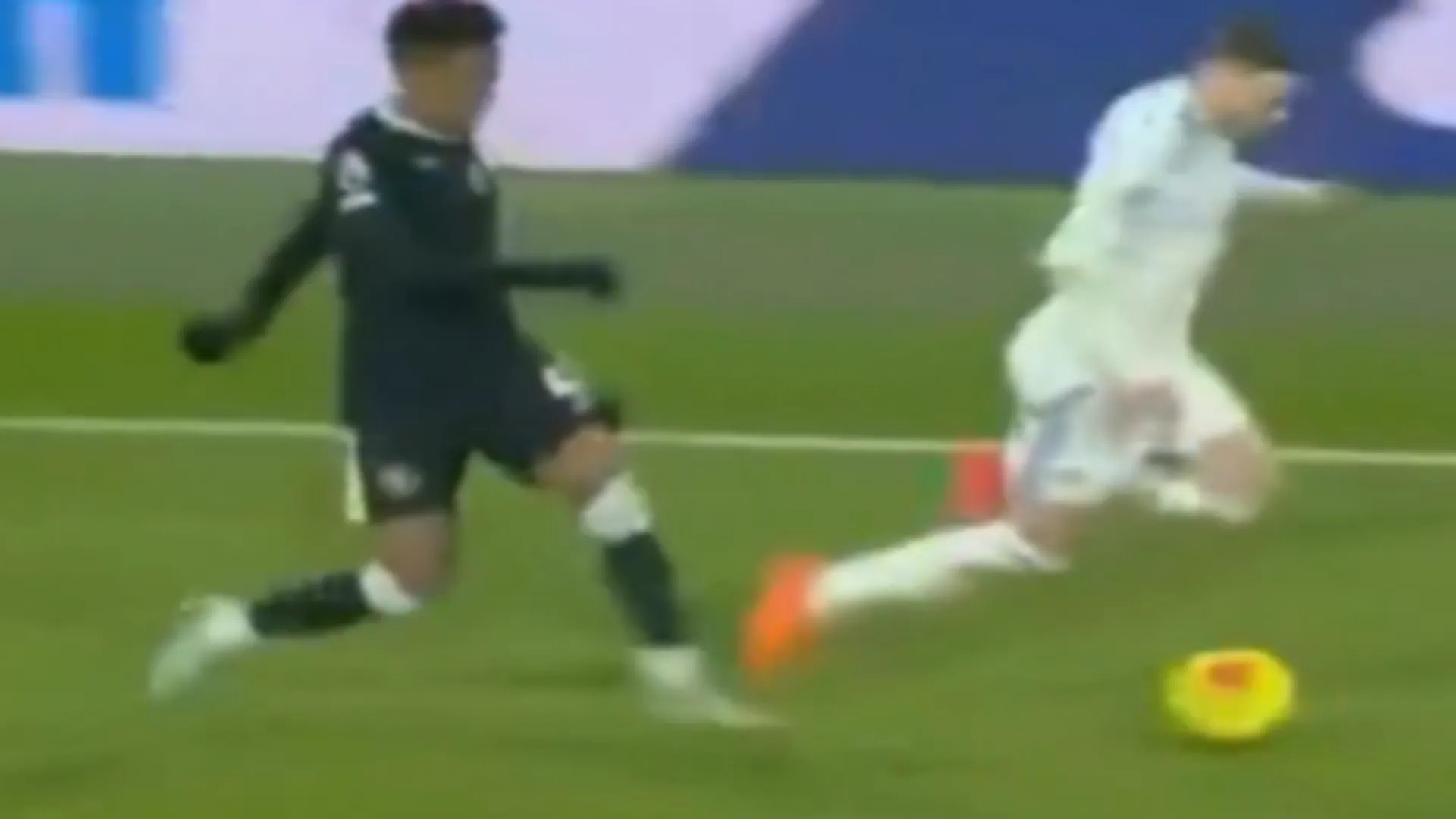 Evidentemente frustrato per l'errore e per il risultato, il brasiliano ha rifilato un calcione all'avversario