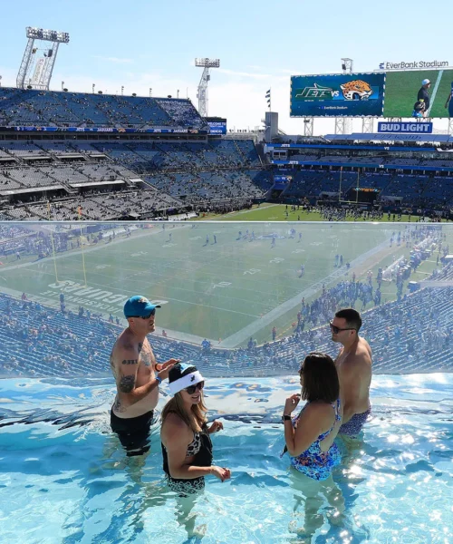 La piscina è in tribuna: i tifosi si godono la partita in acqua. Le foto