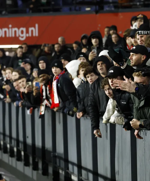 Confronto acceso tra l’allenatore e i tifosi dopo la brutta sconfitta in casa: le foto