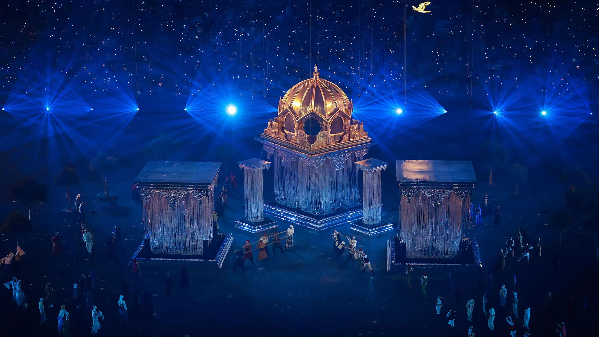 Luci, musica, coreografia hanno composto una grandiosa narrazione visiva