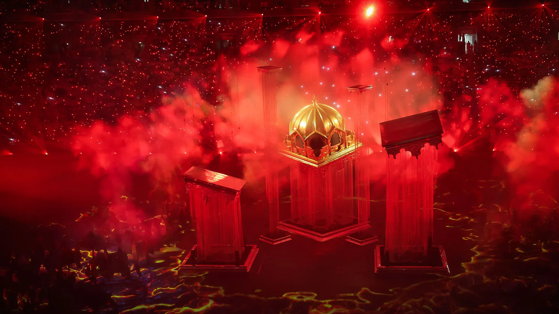 Lo spettacolo si è sviluppato come una narrazione in tre capitoli, ripercorrendo l'ascesa, la frattura e la rinascita del mondo arabo