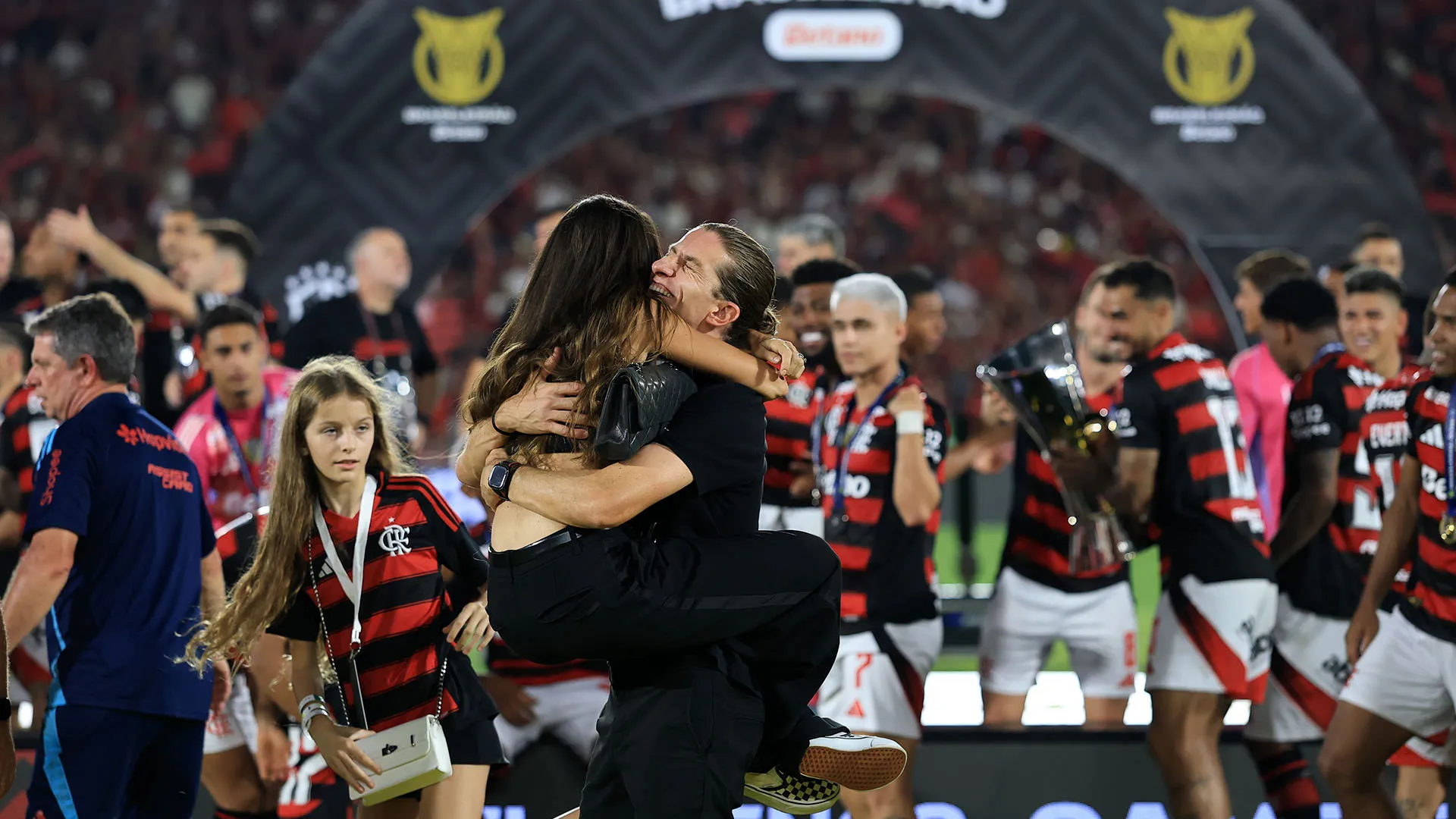 Filipe Luis è stato subito raggiunto in campo dalla moglie Patricia