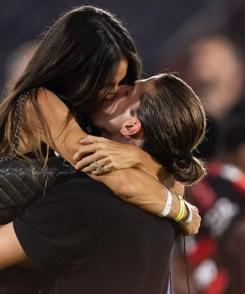 Vince il campionato: la moglie invade il campo per festeggiarlo. Foto