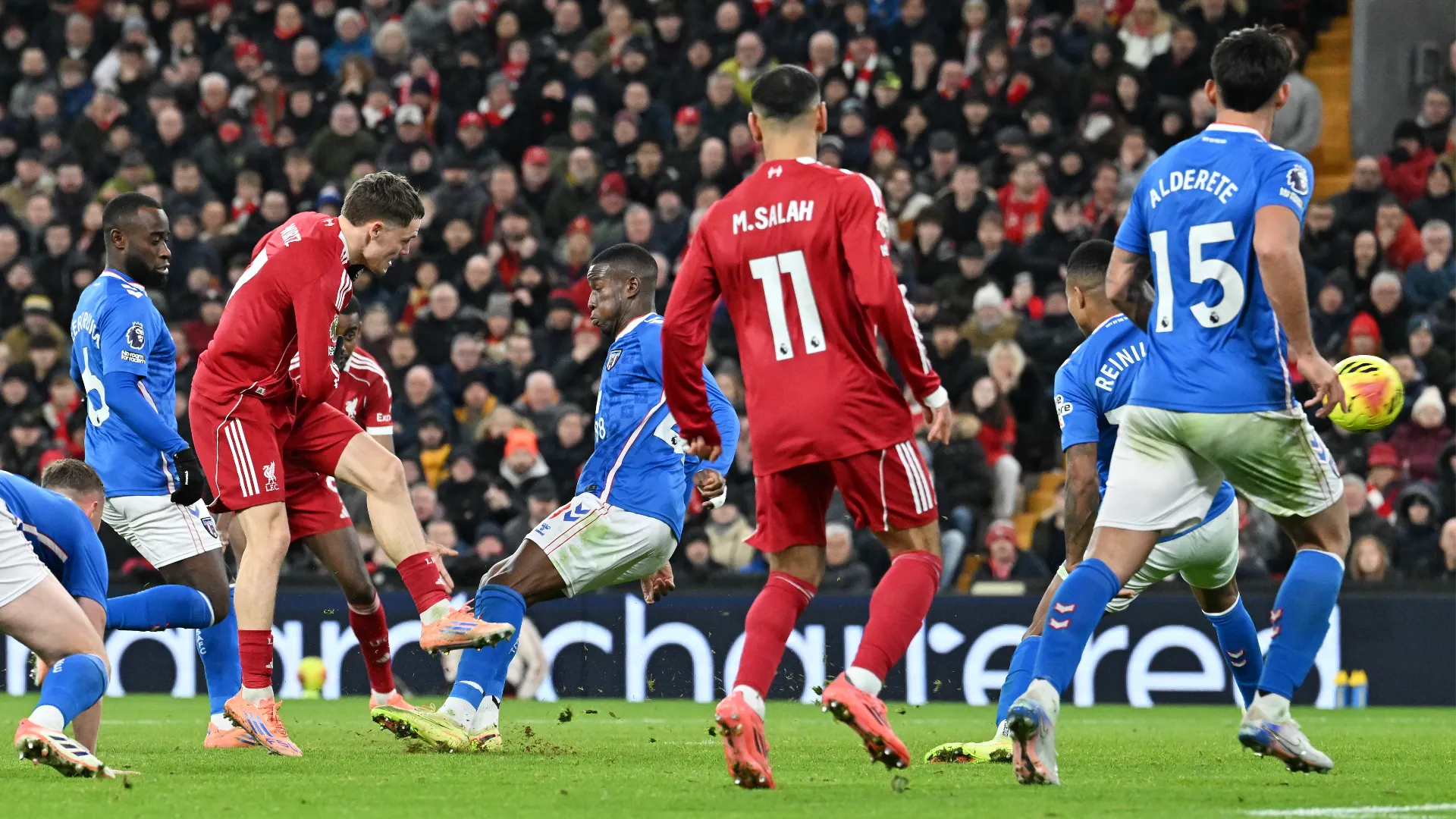 Il suo tiro è stato deviato dal terzino francese ed è finito in rete
